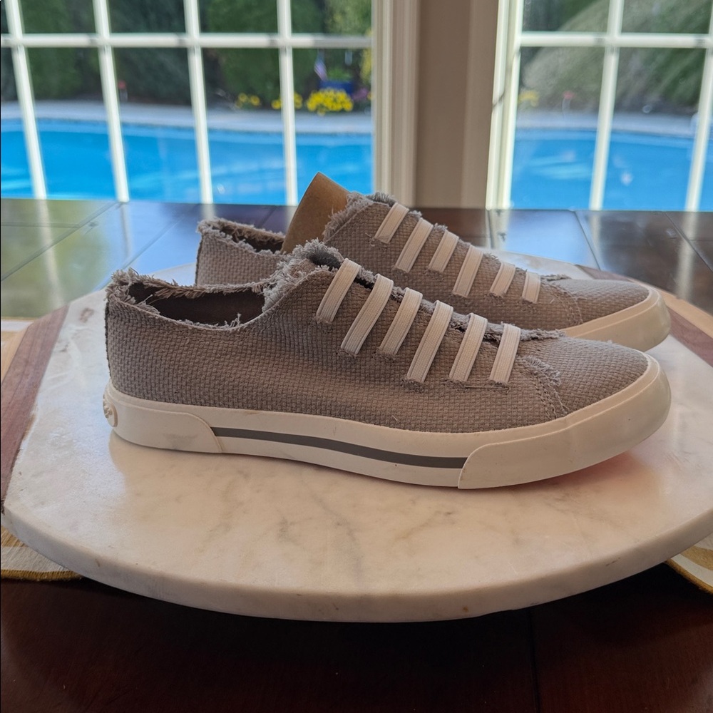 Rocket Dog NWT Size 9 Gray Cotton Sneakers
